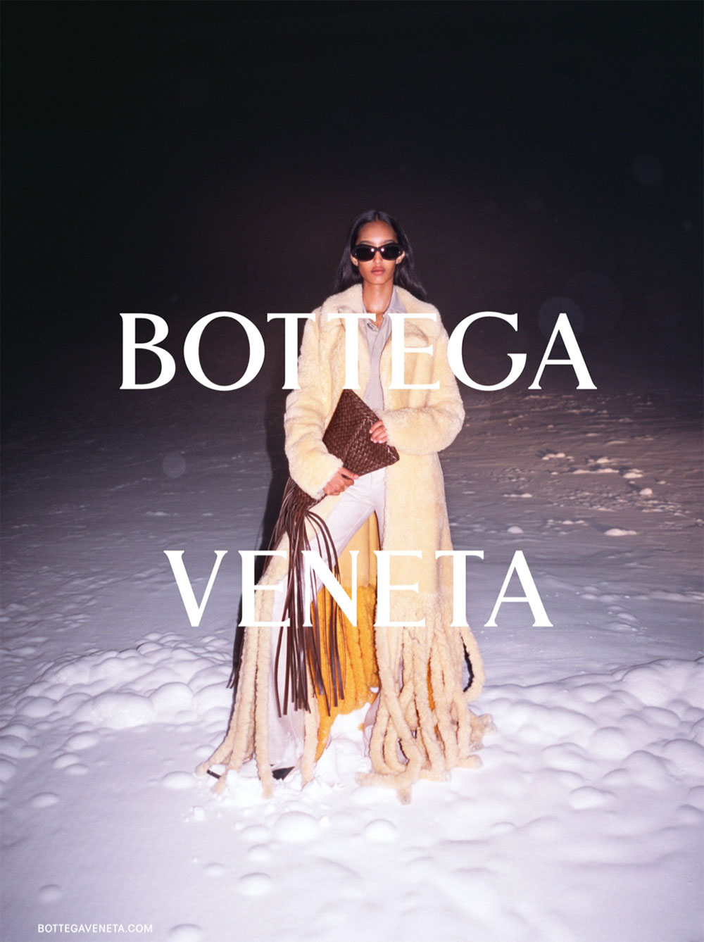 Chiếc túi tua rua của Bottega Veneta được đánh giá cao ở tính đột phá, độc đáo nhưng lại chưa thật sự tiện lợi khi mang theo sử dụng hàng ngày.
