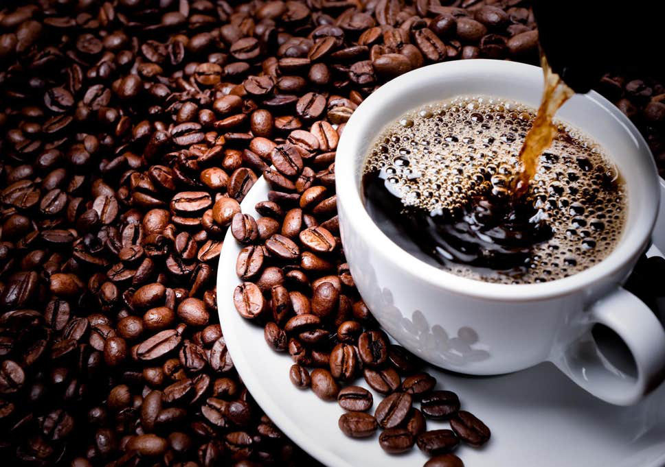 Cà phê và nước ngọt có ga chứa caffein cao dễ gây lão hóa da.