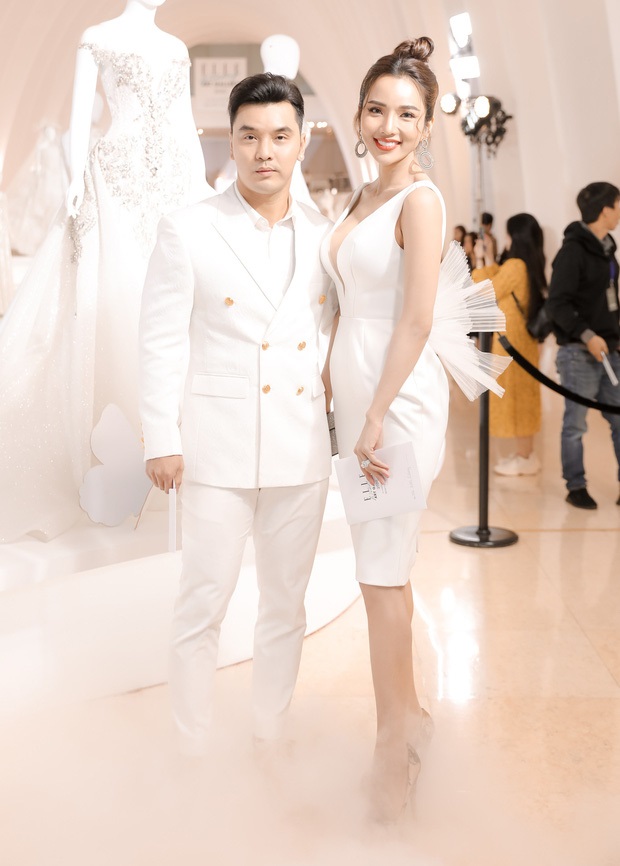 Ca sĩ Ưng Hoàng Phúc và Kim Cương xuất hiện với trang phục trắng đồng điệu vô cùng thanh lịch, tinh tế, trang nhã