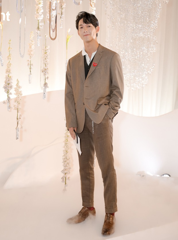 Nam ca sĩ, diễn viên Song Luân thu hút với suit nâu chỉnh chu trong sự kiện đồ cưới
