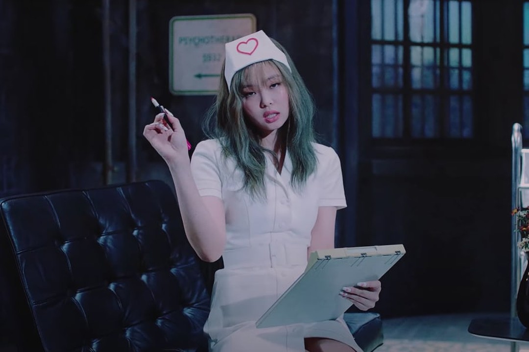 Nữ ca sĩ Jennie (Black Pink) bị chỉ trích vì bộ đồ y tá gợi cảm trong MV mới Lovesick Girls khiến cả Liên đoàn Nhân viên Y tế Hàn Quốc phải lên tiếng.
