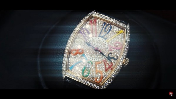 Cận cảnh chiếc đồng hồ nạm kín kim cương có giá trên 700 triệu đồng của Joyce Nguyễn được tặng.