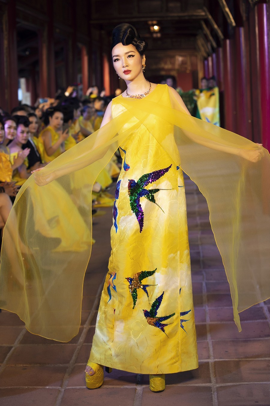 Hoa hậu Đền Hùng Giáng My hóa bà hoàng thực thụ, với thiết kế lấy ý tưởng từ áo choàng của Nam Phương Hoàng hậu