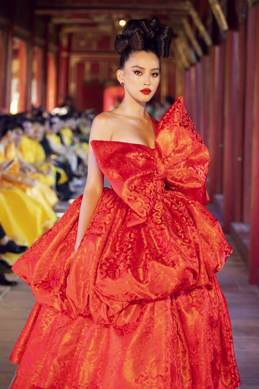 Hoa hậu Tiểu Vy diện đầm đỏ nổi bật với thiết kế nơ to bản trước ngực tạo dấu ấn riêng