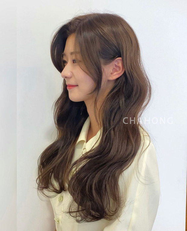 Kiểu tóc chia ngôi và tỉa layer 2 bên này hiện đang rất hot tại đất nước Hàn Quốc và được phái đẹp Việt ưa chuộng trong năm 2020.