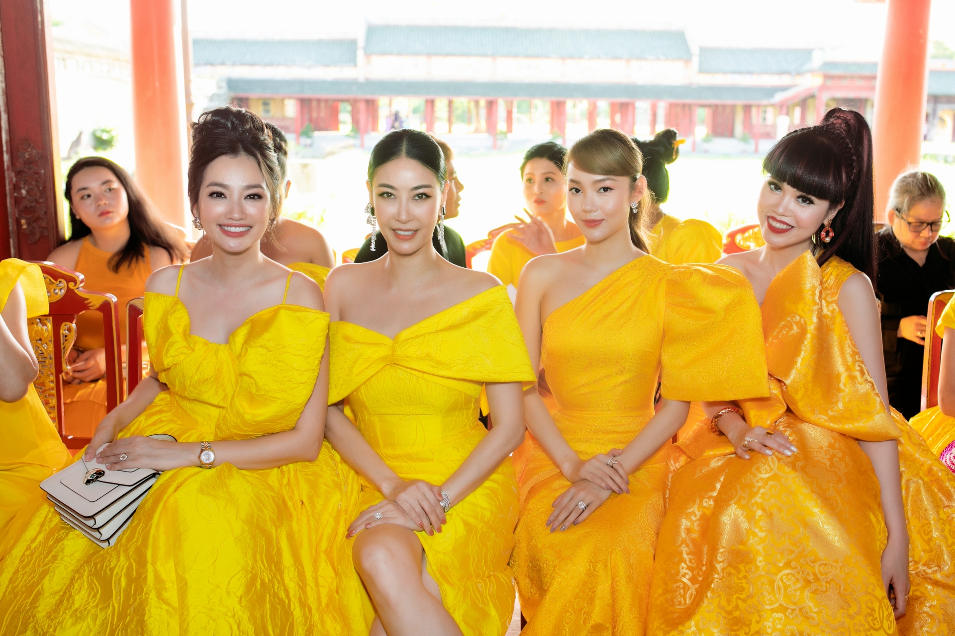 Dàn mỹ nhân Việt xuất hiện trong show diễn với tông vàng chủ đạo nổi bật, cuốn hút.
