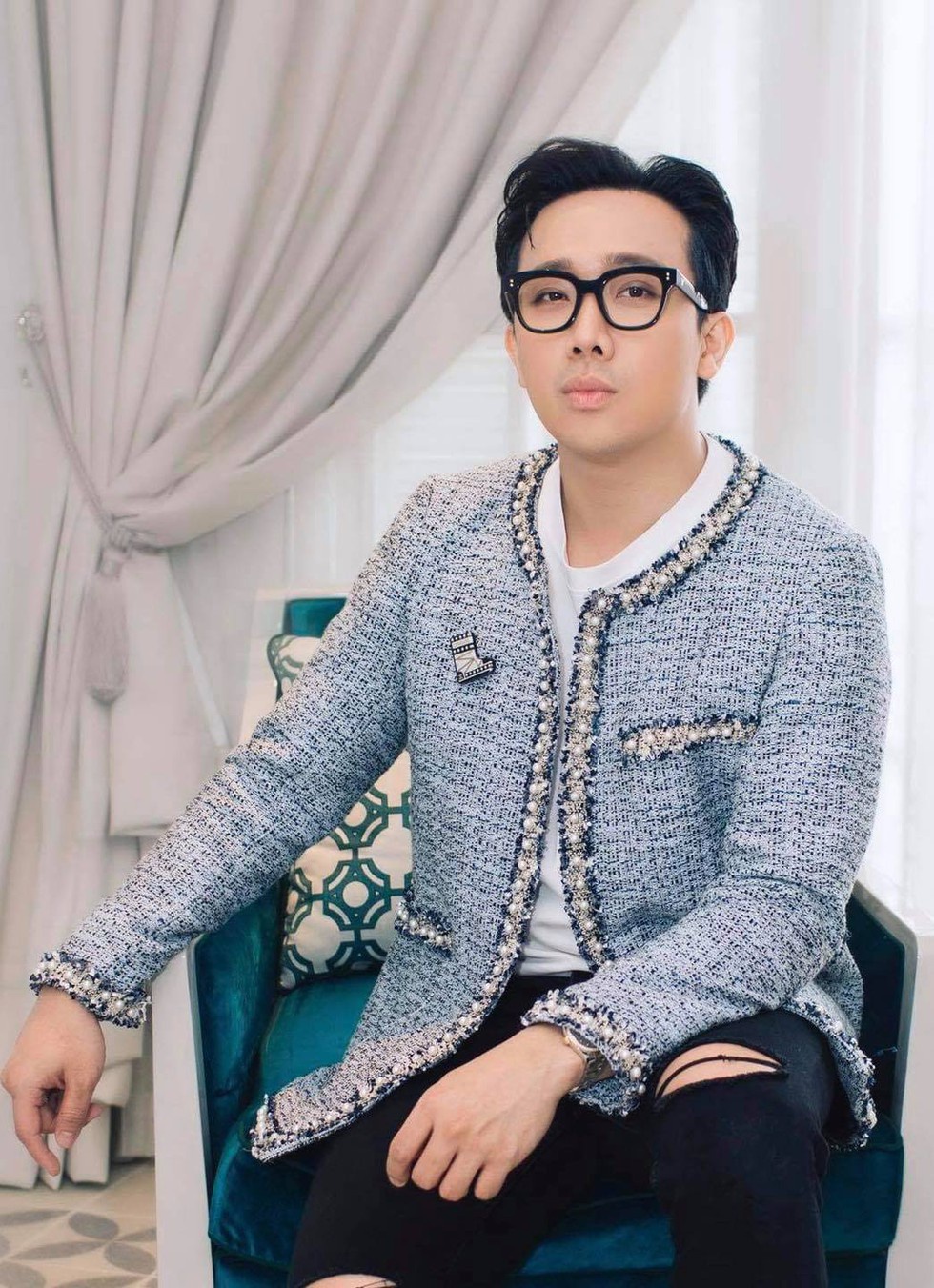 Áo khoác vải tweed cũng được nam MC 'Rap Việt' Trấn Thành 'lăng xê'
