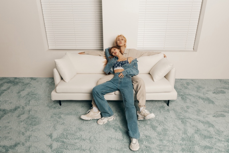 Cặp đôi rất thoải mái khi tạo dáng cùng nhau trong chiến dịch quảng cáo BST Thu Đông 2020 của Calvin Klein