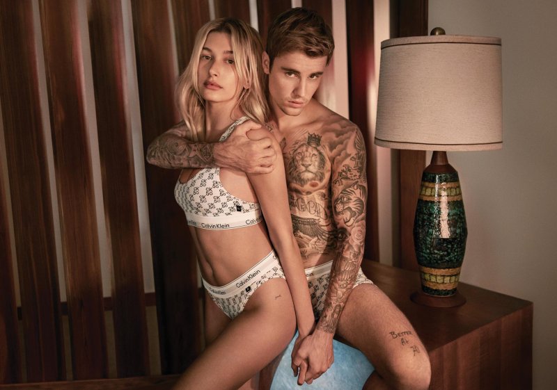 Justin Bieber và Hailey Bieber tình tứ chiến dịch quảng cáo mới của Calvin Klein