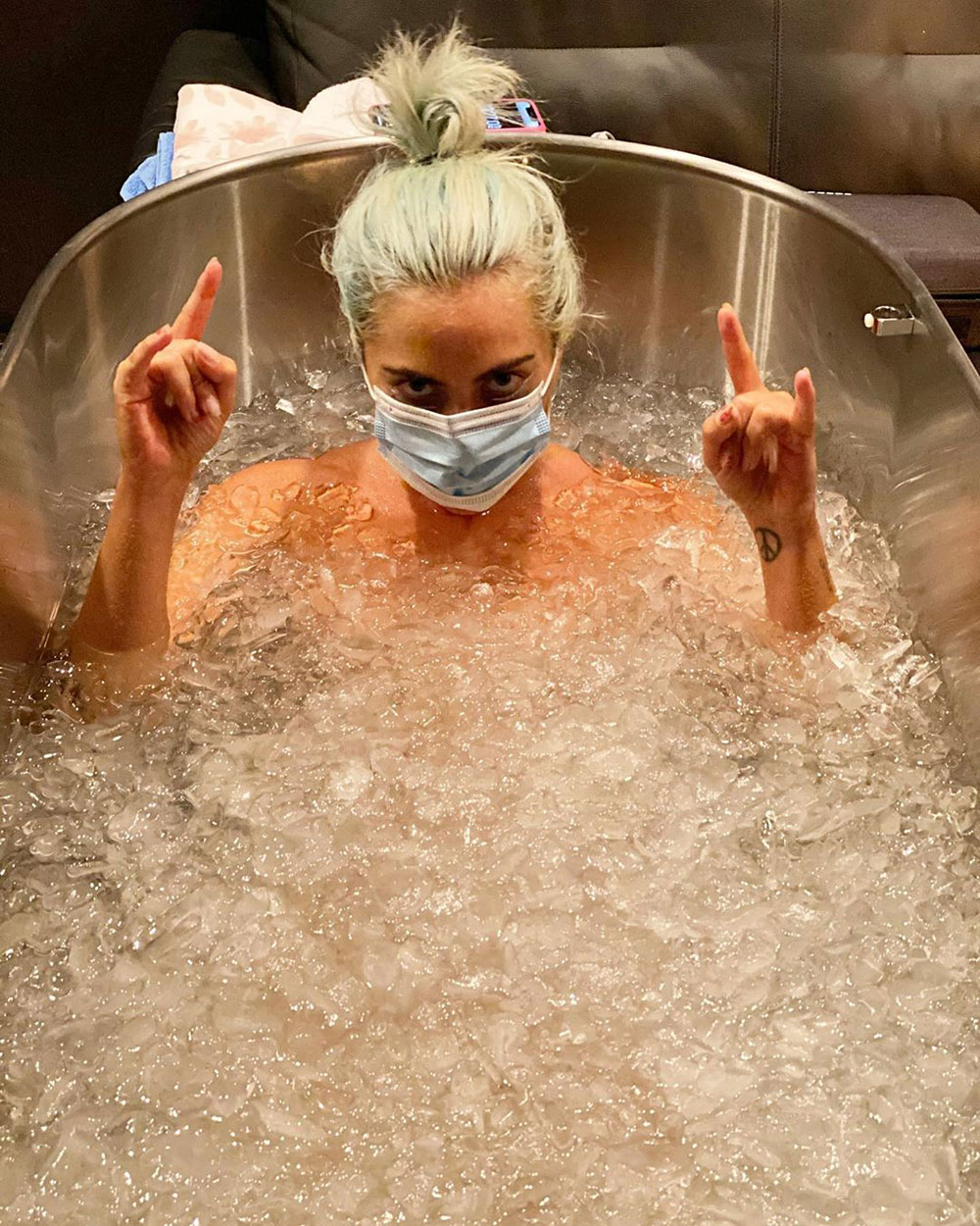 Lady Gaga từng đăng tải bức ảnh ngâm mình trong bồn đá viên để giảm đau