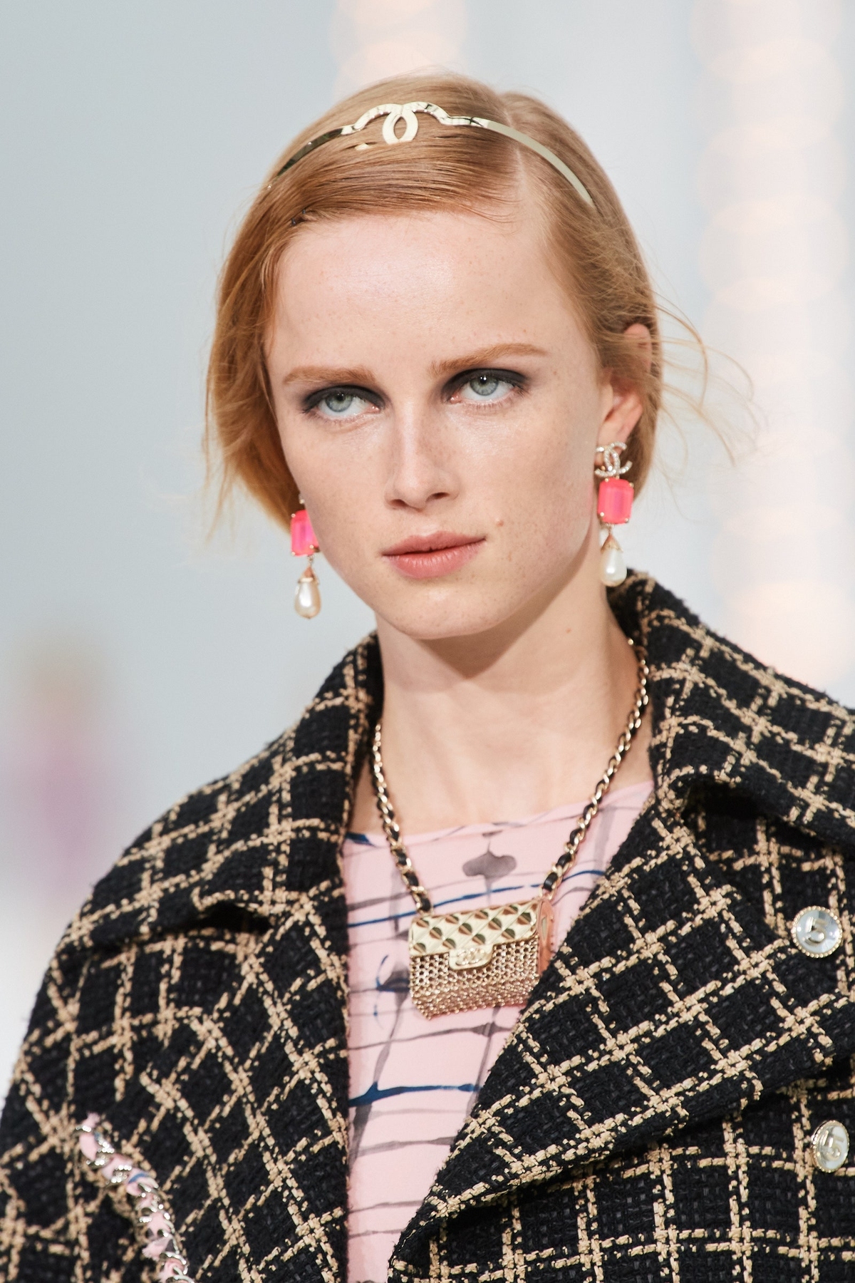 Xu hướng trang sức Xuân Hè 2021 gắn với những biểu tượng kinh điển của các hãng mốt. Chẳng hạn như Chanel đã tái hiện chiếc túi 2.55 bằng mặt dây chuyền vô cùng ấn tượng.
