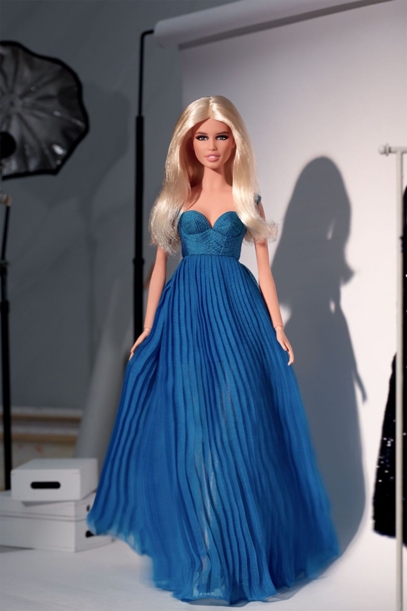 Cận cảnh phiên bản búp bê Barbie diện đầm xanh