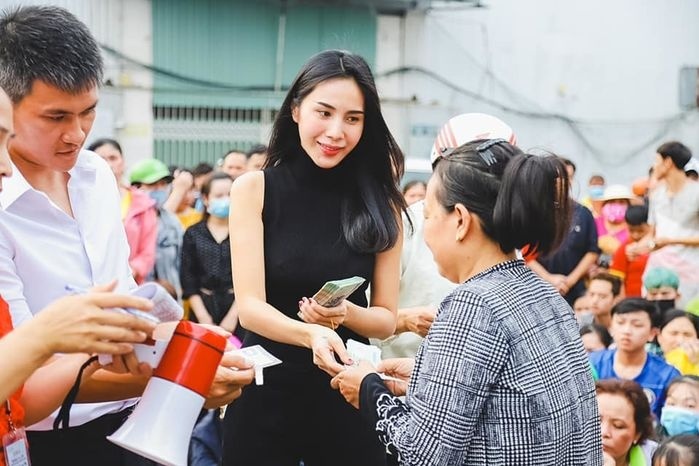 Thời trang của Thủy Tiên khi đi từ thiện được lòng người hâm mộ