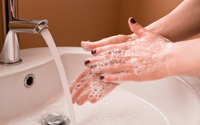 Bí kíp nặn mụn đúng cách là rửa tay thật sạch trước khi loại bỏ mụn