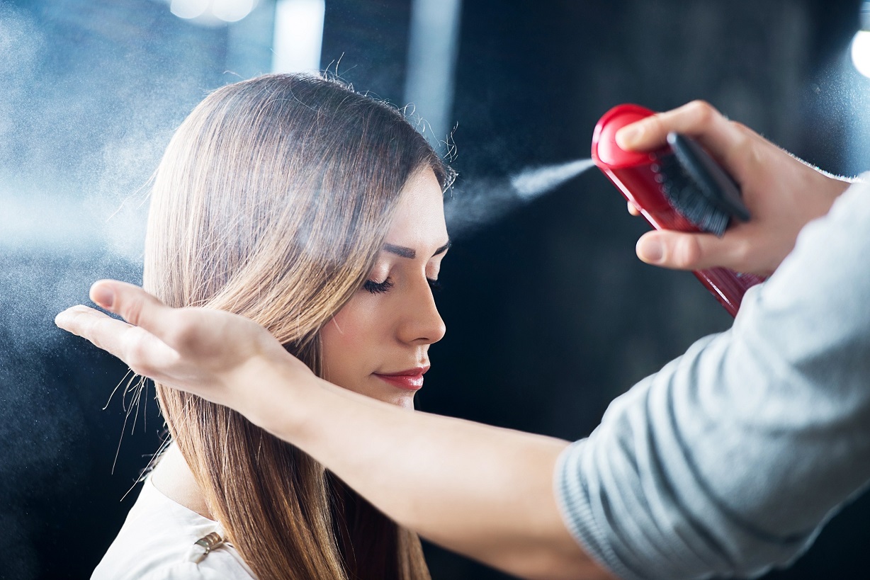 Cách chăm sóc tóc mùa đông bóng khỏe, mượt mà là thường xuyên xịt dưỡng ẩm cho tóc