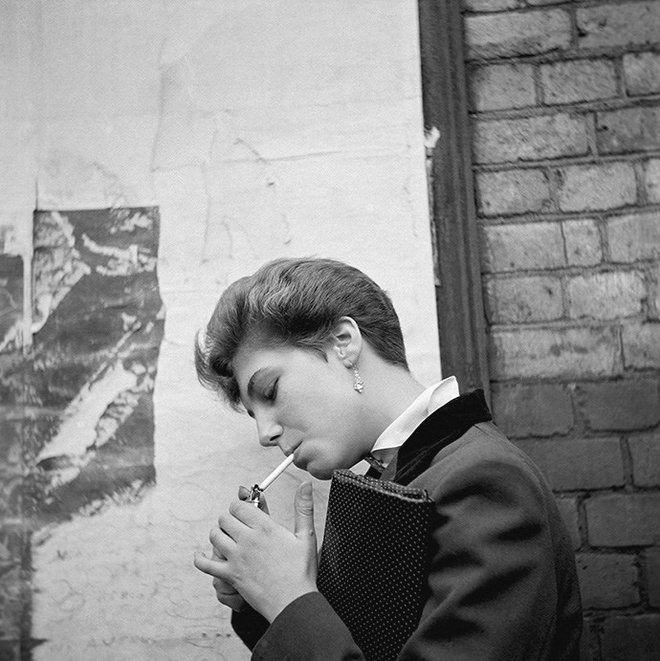 Hình ảnh chân thực của một cô gái trẻ với điếu thuốc lá trên tay.