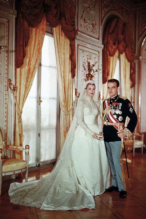 Đây là chiếc váy cưới của MGM Helen Rose được diễn viên Grace Kelly diện khi sánh đôi cùng hoàng tử Rainier của Monaco vào năm 1956.