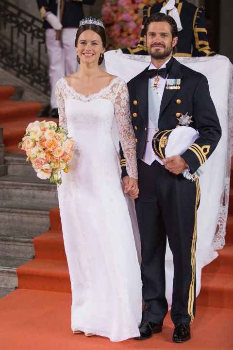 Công chúa Sofia diện váy cưới trắng tinh khôi với kiểu dáng đơn giản, tinh tế khi sánh đôi cùng Hoàng tử Carl Philip vào năm 2015 tại Cung điện Hoàng gia Chapel, Stockholm.