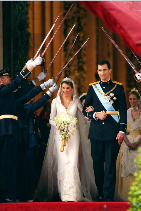Công chúa Letiza sang trọng, thanh lịch khi diện chiếc váy cưới trắng tiến vào lễ đường cùng Hoàng tử Felipe trong nghi thức chào gươm.