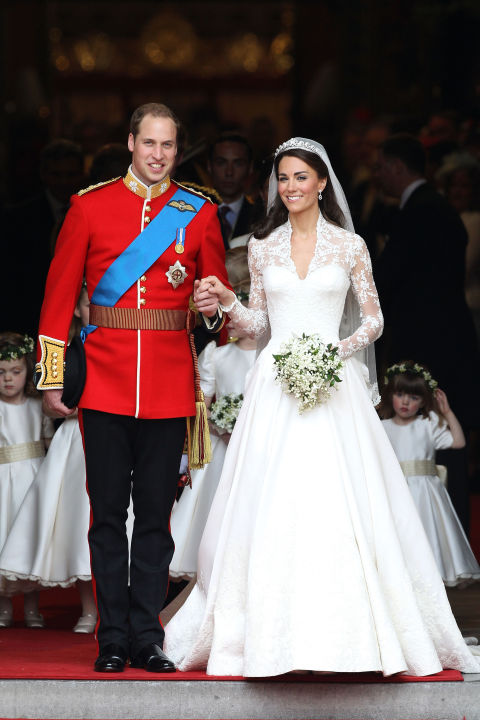 Chiếc váy cưới trắng được công tước Kate Middleton diện được thiết kế bởi Alexander McQueen . Trong ảnh là lúc công tước đang sánh đôi cùng Hoàng tử William vào năm 2014.