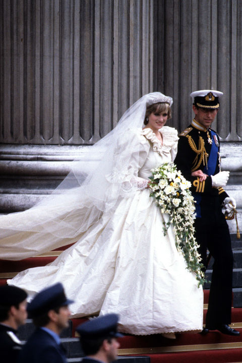 Công nương Diana và Thái tử Charles kết hôn năm 1981. Trong ảnh là công nương diện chiếc váy cưới được thiết kế bởi David và Elizabeth Emanuel. Chiếc váy có thiết kế khá cầu kỳ, ấn tượng.