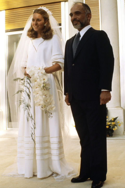 Nữ hoàng Noor đã chọn chiếc váy Christian Dior với thiết kế suông, kín đáo, đơn giản nhưng lại rất sang trong để diện trong lễ cưới với Vua Hussein của Jordan vào năm 1978.