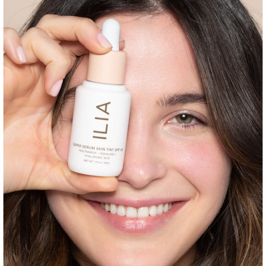 Ilia's Super Serum Skin Tint giúp dưỡng ẩm, chống oxy hóa.