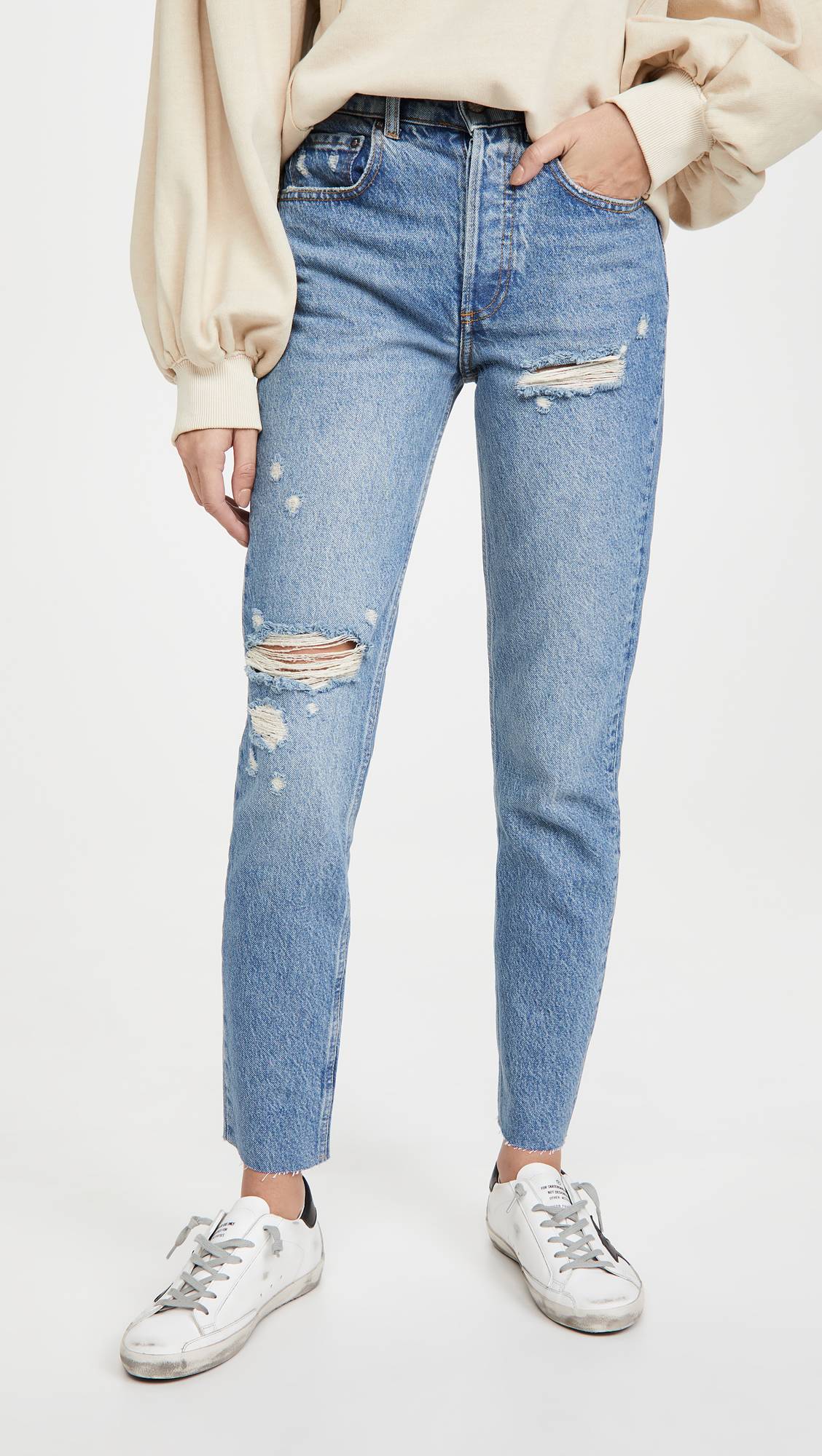 Một chút rách ở phần gối sẽ giúp bạn trong trẻ trung hơn khi diện jeans.
