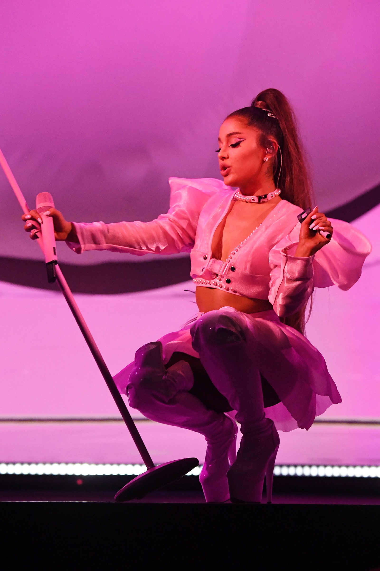 Một trong những bộ trang phục mang tính biểu tượng của Ariana Grande là diện chiếc áo crop top màu kẹo ngọt và chiếc váy mini. 