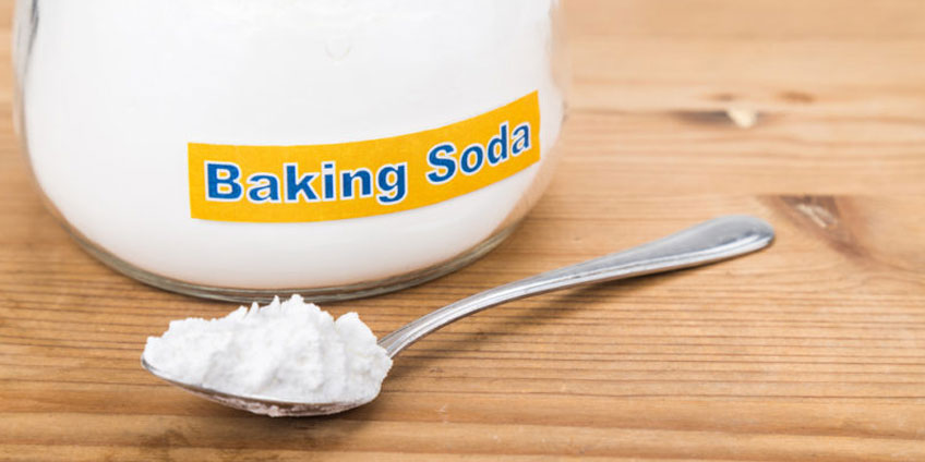 Baking soda giúp loại bỏ da chết, vết chai trên chân.