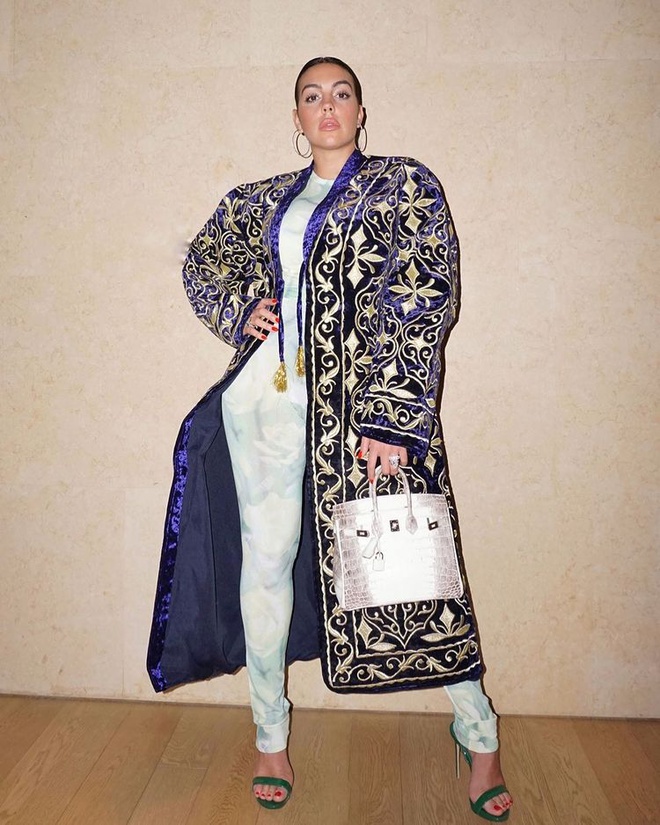 Bạn gái Cristiano Ronaldo gây chú ý với túi Hermes, khoác áo dáng dài họa tiết độc đáo được may thủ công từ Uzbekistan.