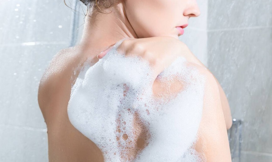 Tắm với sữa tắm chứa benzoyl peroxide (5-10%) giúp trị mụn lưng.