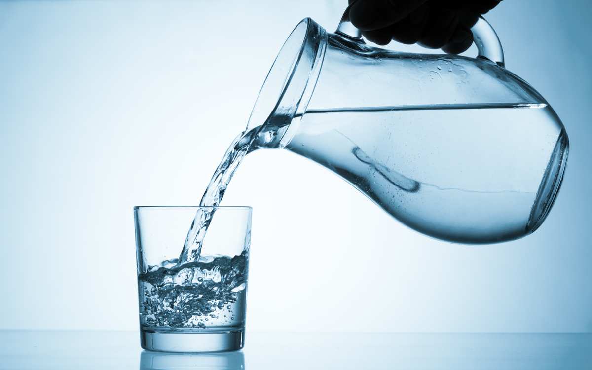 Uống đủ nước giúp khắc phục da khô sần, thiếu nước trong những ngày đông.