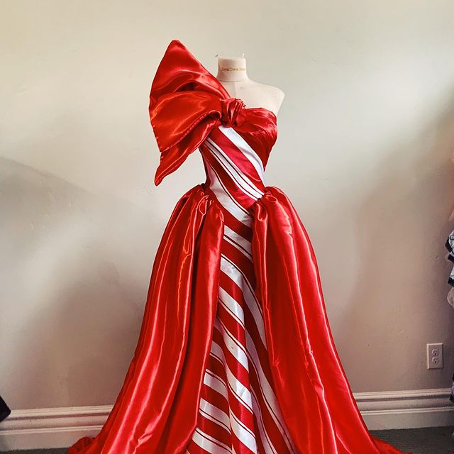Đây là một trong những kiểu váy dạ hội được Sarah Hambly thiết kế và đăng tải gần đây.