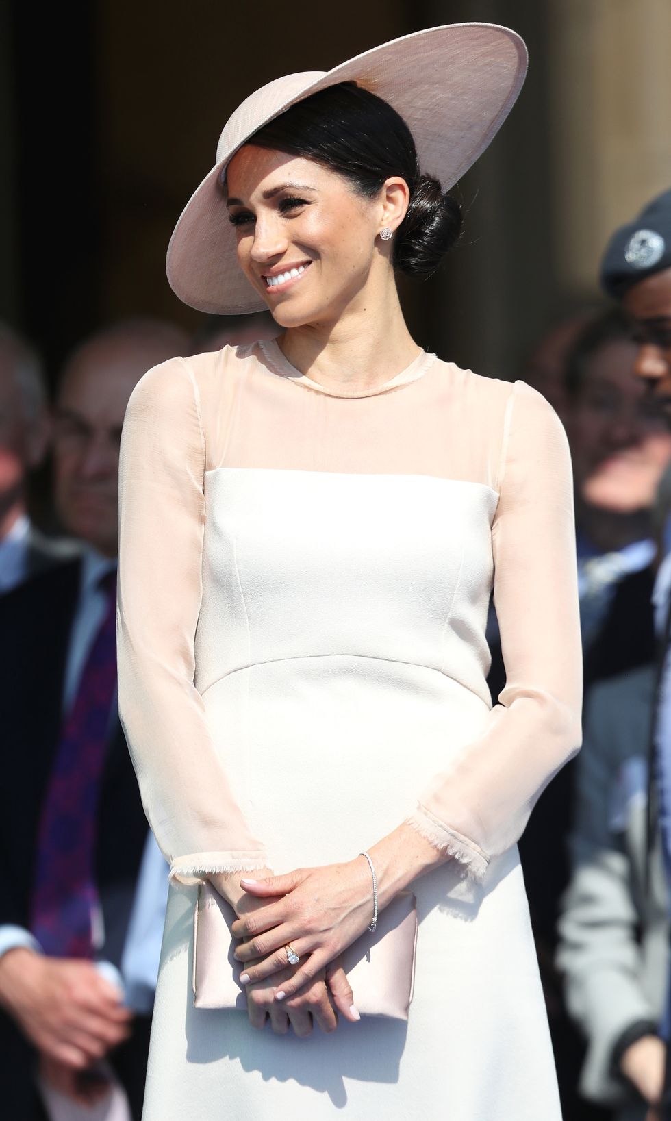 Meghan, Nữ công tước xứ Sussex, tham dự Lễ kỷ niệm sinh nhật lần thứ 70 của Hoàng tử xứ Wales được tổ chức tại Cung điện Buckingham trong chiếc mũ vải thô đơn giản nhưng ấn tượng