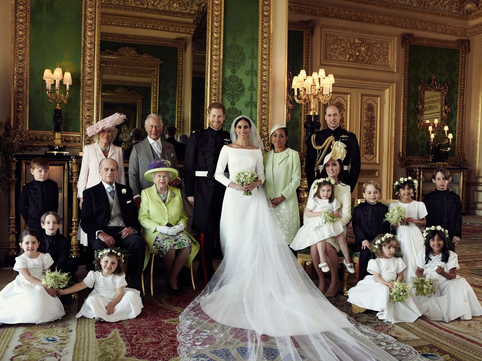 Bức chân dung đám cưới này được chụp ở lâu đài Windsor. Bộ váy cưới của cô dâu Meghan trở thành một huyền thoại về sự tối giản nhưng thu hút