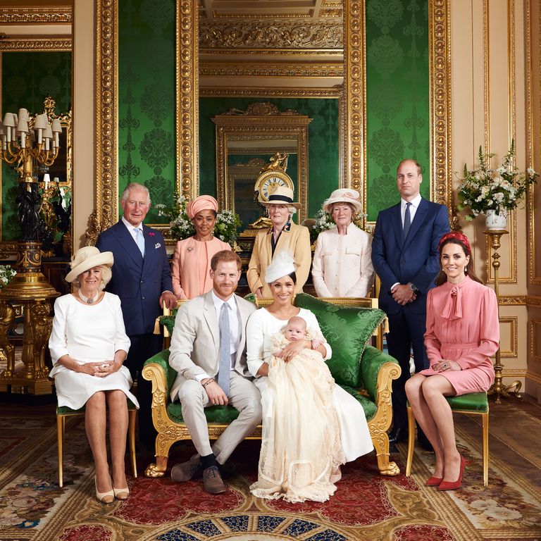 Gia đình hoàng gia chụp một bức chân dung trong Lâu đài Windsor để làm lễ rửa tội cho Archie.