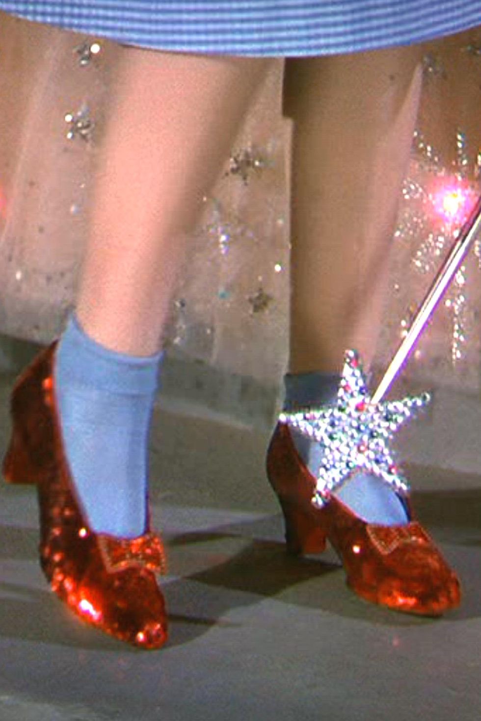 Không có đôi giày nào mang tính biểu tượng như đôi dép màu đỏ ruby ​​của Dorothy.