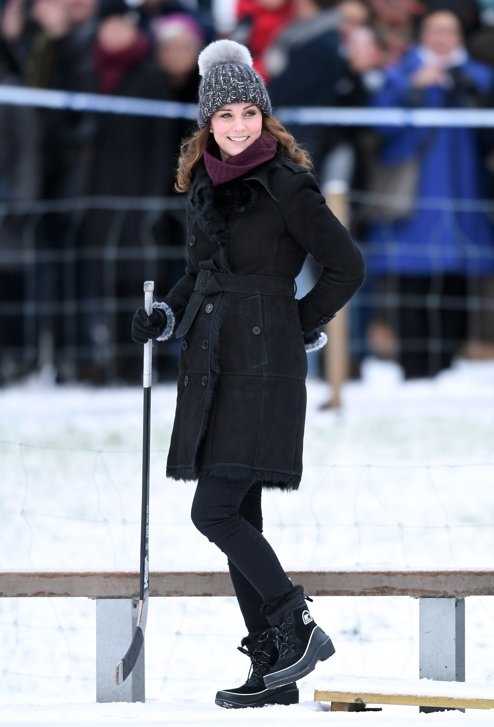 Kate Middleton trong chiếc mũ len quá khổ và đôi giày trượt tuyết ấm áp