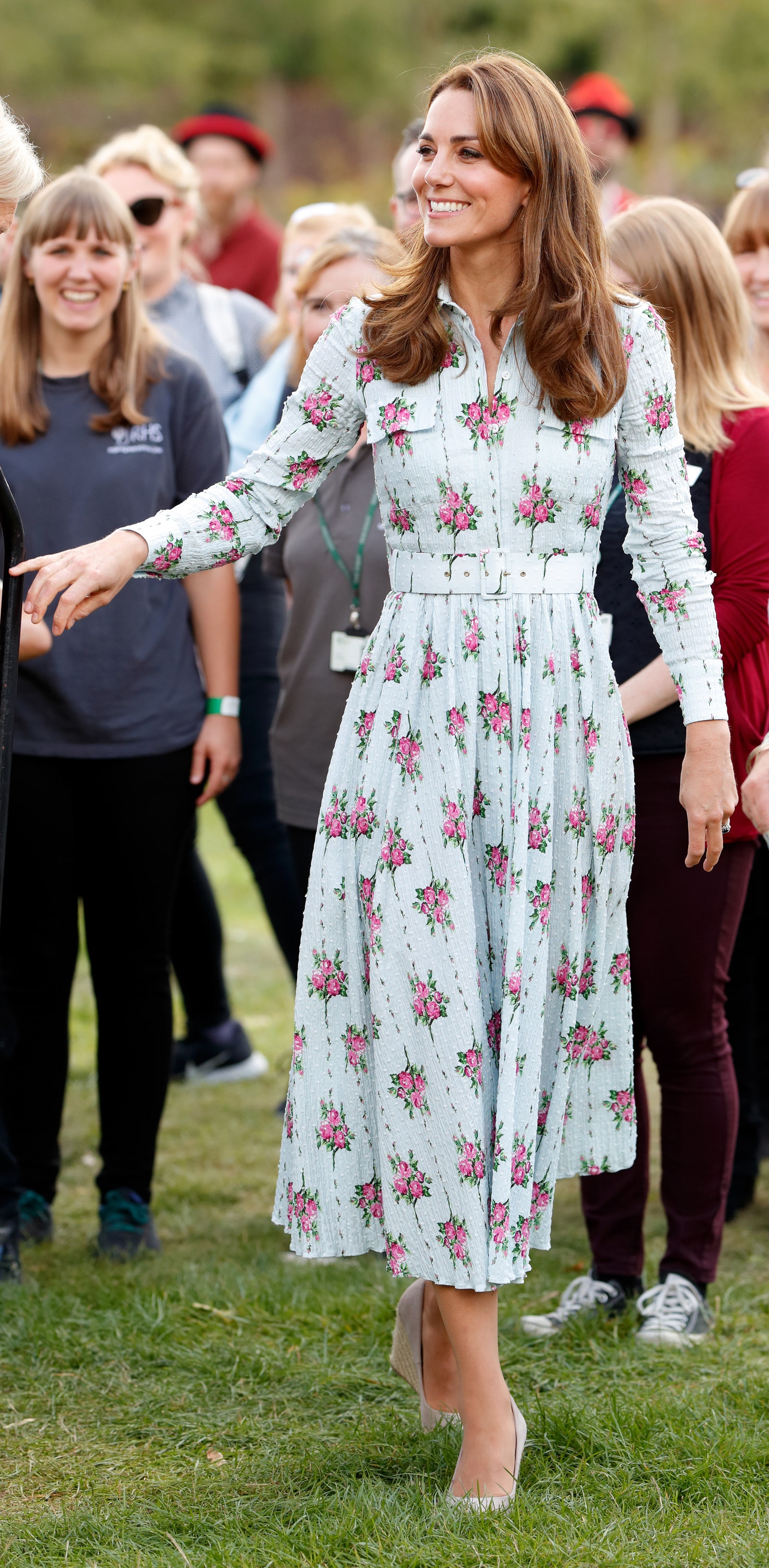 Kate Middleton trong chiếc đầm hoa đầy trẻ trung, tươi mới, hiện đại.