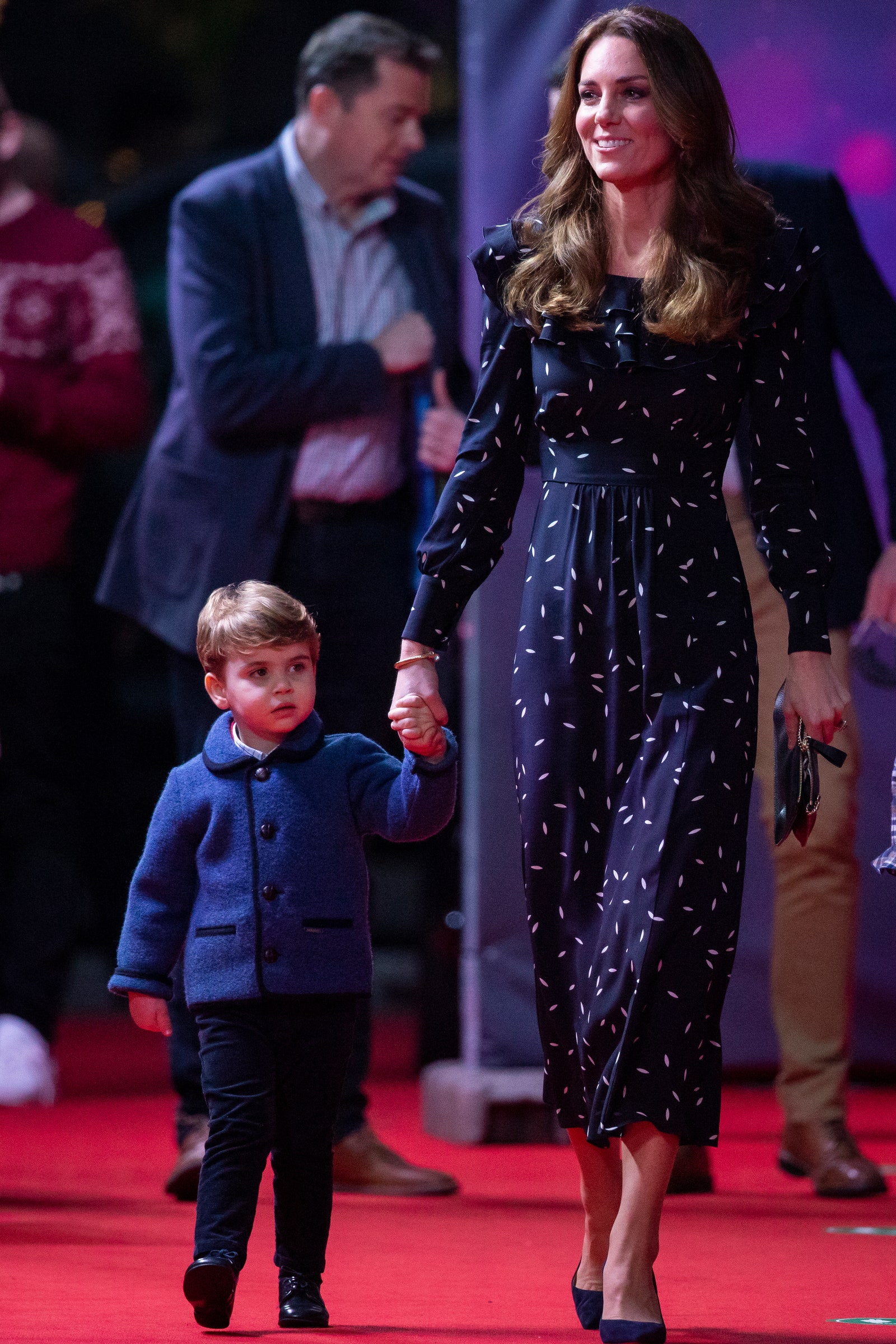 Hai mẹ con tông xuyệt tông trong trang phục navy. Kate Middleton diện chiếc váy midi in họa tiết của Alessandra Rich - một trong những nhà thiết kế yêu thích của cô ấy.