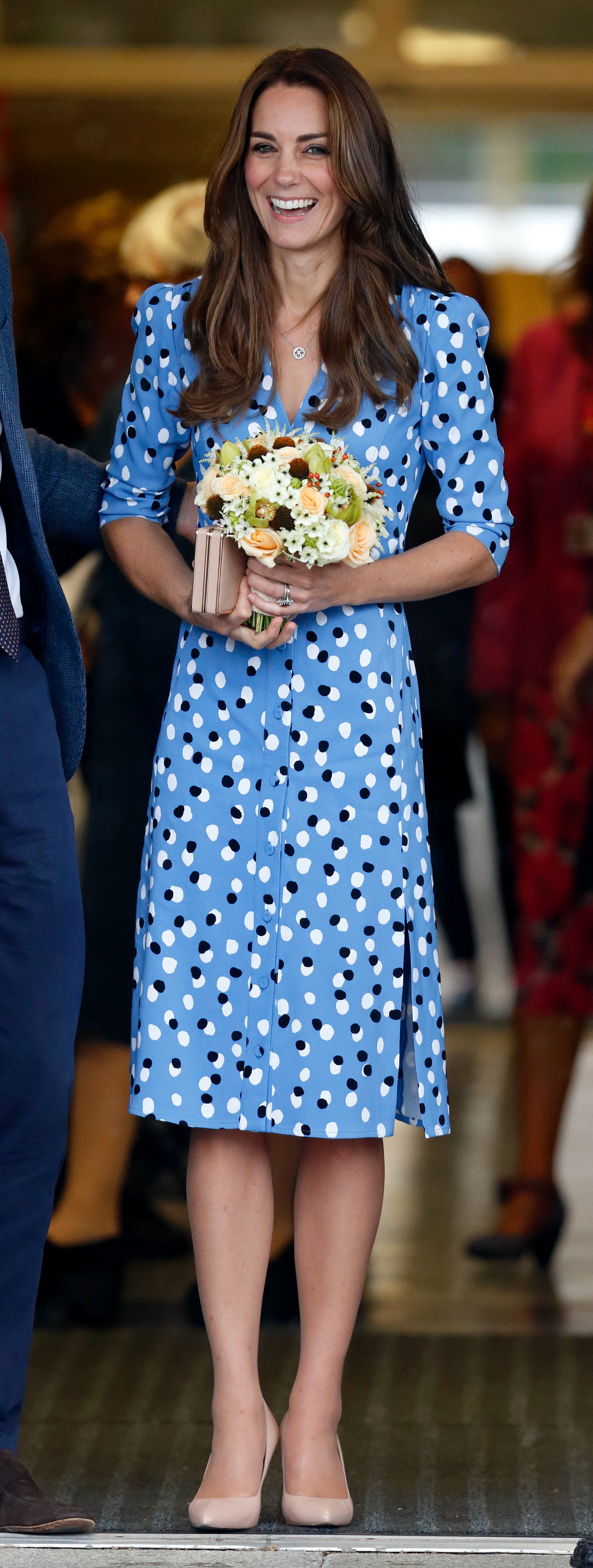 Chiếc váy này là một ví dụ điển hình về việc Kate Middleton chọn những bộ trang phục mang lại cảm giác vừa mới mẻ vừa vượt thời gian. Mặc dù hơn 40 tuổi nhưng cô ấy có thể mặc lại chiếc váy xinh đẹp này.