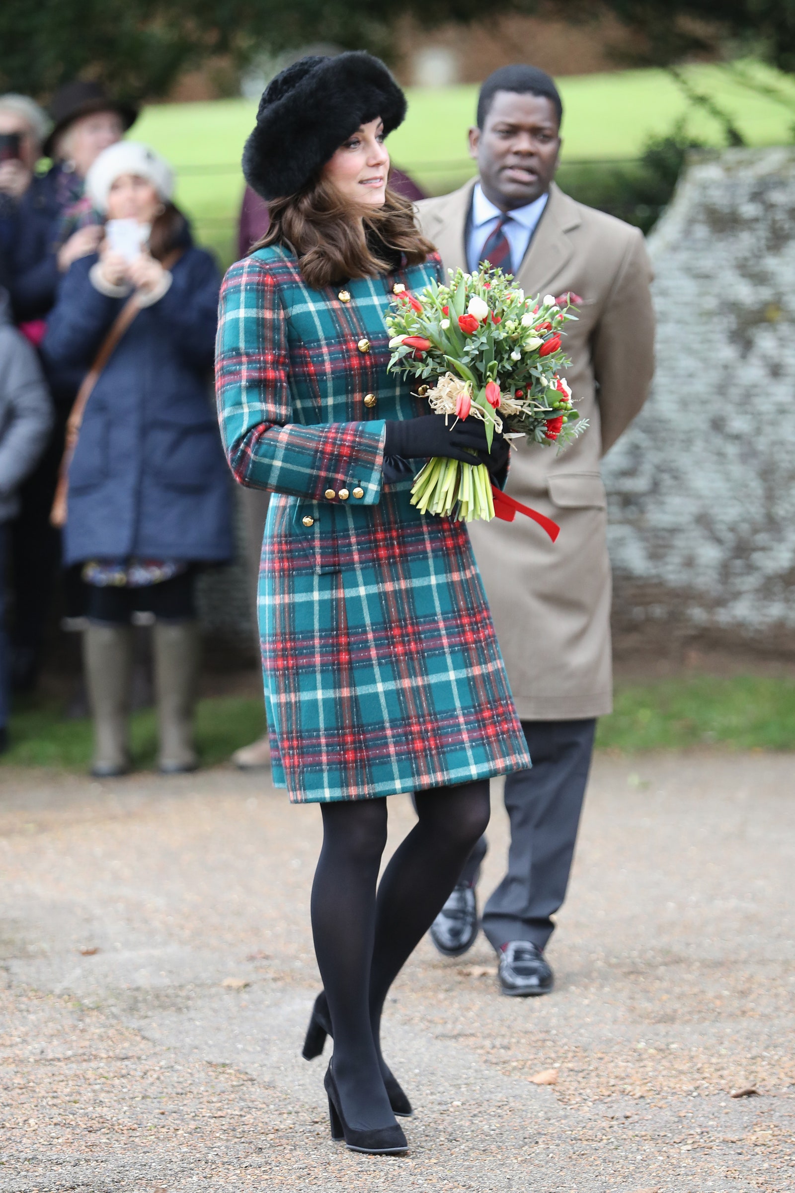 Kate Middleton diện chiếc mũ lông khổng lồ và áo khoác kẻ sọc cổ điển đến tham dự buổi lễ nhà thờ vào dịp Giáng sinh vào tháng 12 năm 2017.