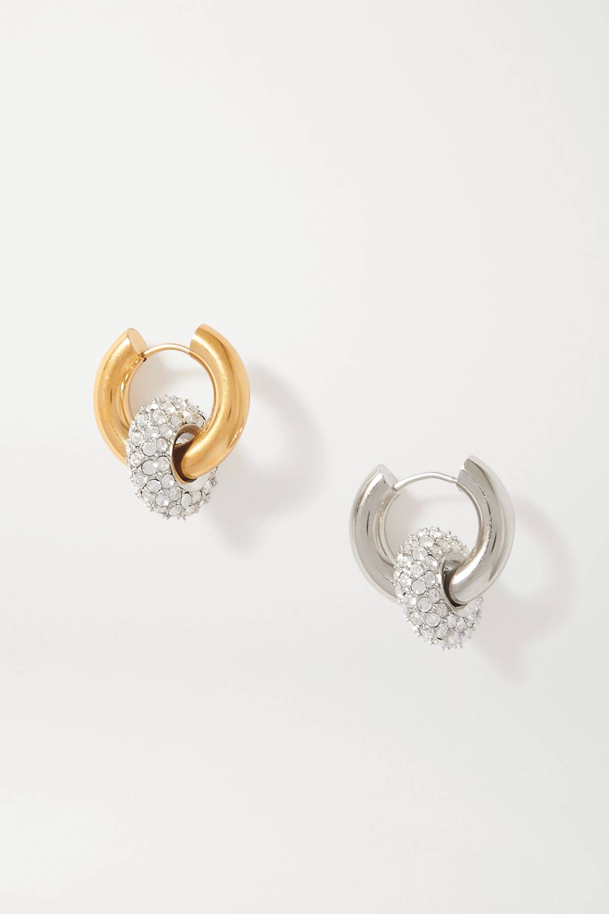 Một chiếc bông tai bằng vàng kết hợp cùng 1 chiếc bông tai bằng bạc vẫn có thể tạo nên 'cặp đôi hoàn hảo'.