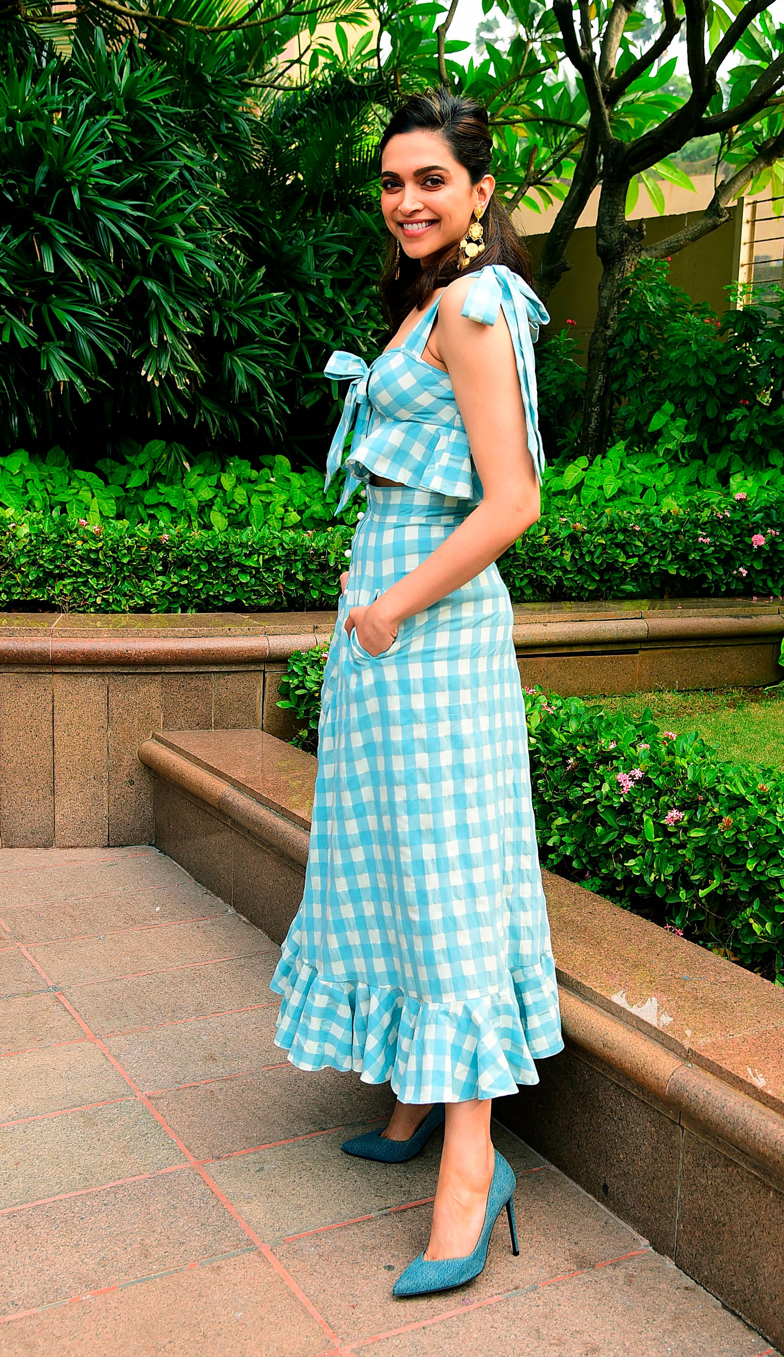  Nữ diễn viên trẻ trung trong chiếc váy kẻ ca rô xanh- trắng cùng giày cao gót xanh đồng điệu.