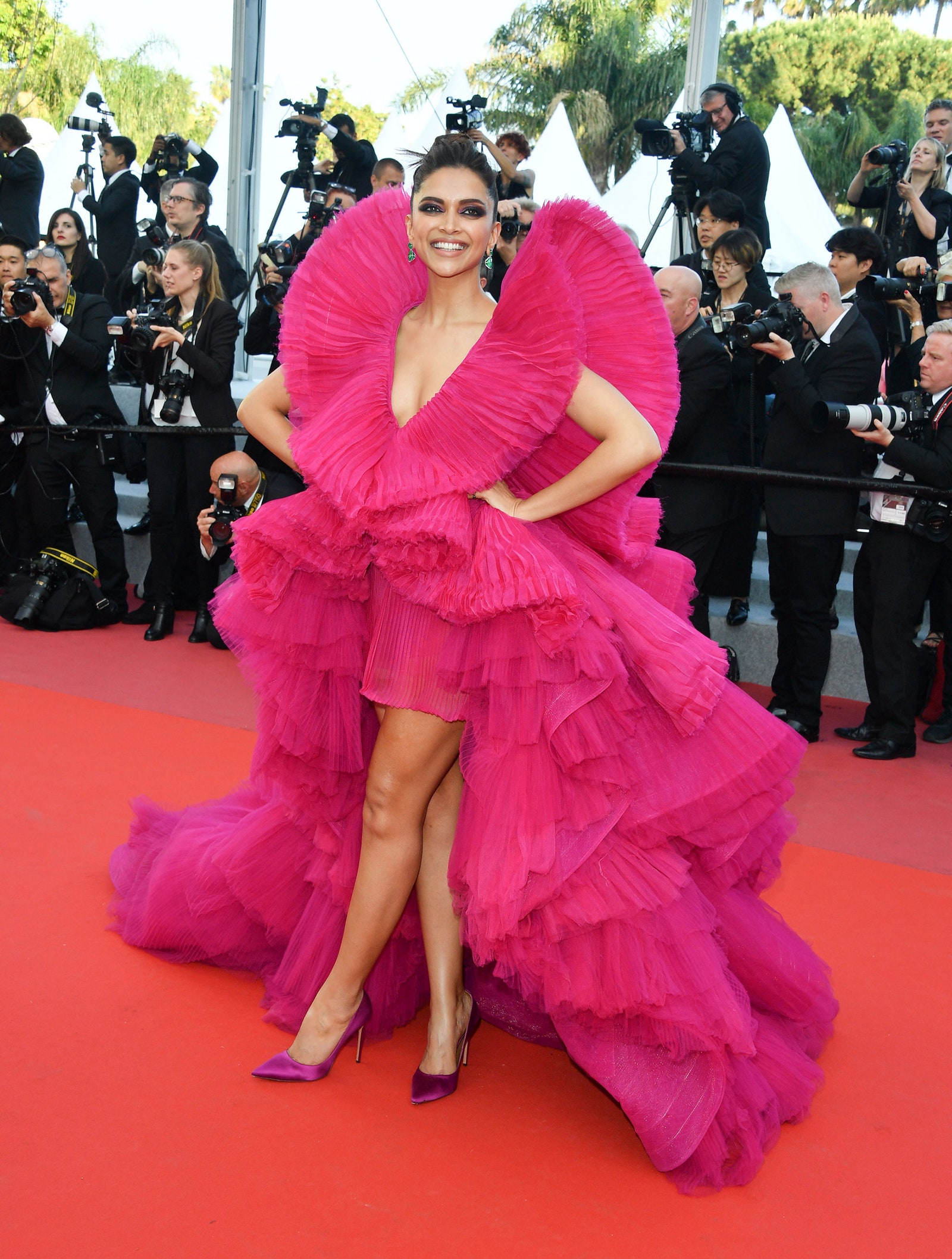 Deepika Padukone nổi bần bật trên thảm đỏ với chiếc váy hồng fuschia có thiết kế độc đáo.