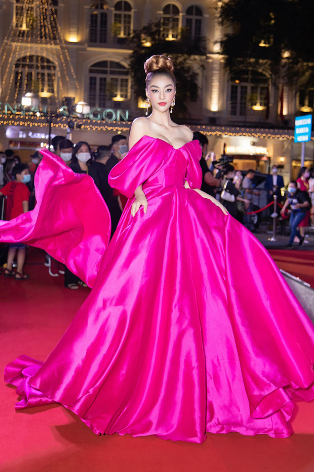 Chiếc đầm hồng cánh sen nổi bật của NTK Lê Thanh Hoà giúp cô nàng khoe làn da khỏe khoắn và vòng 1 chỉ chực tràn qua ngực áo.