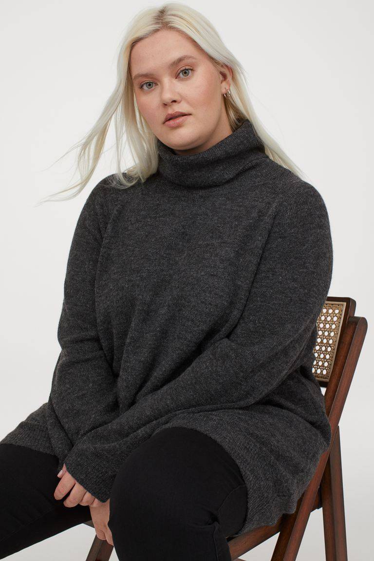 Thật ấm cúng và thoải mái với chiếc áo len cổ lọ - một thiết kế của H&M.