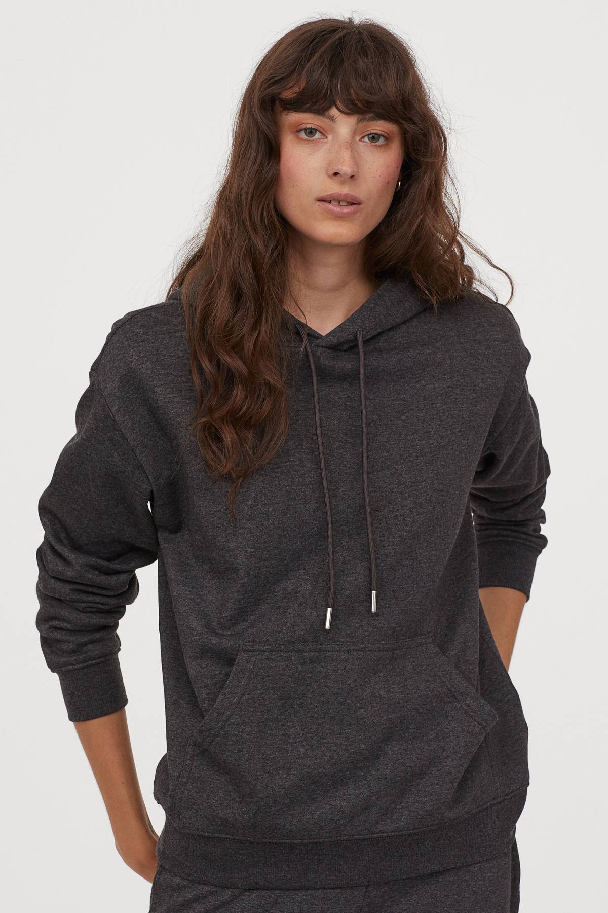 Một chiếc áo hoodie màu xám than rất dễ kết hợp với những gam màu khác.