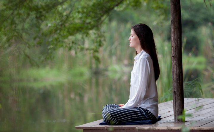 Thiền có thể giúp tinh thần thoải mái từ đó hạn chế gàu.